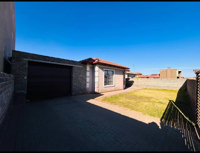 3 BEDROOM HOUSE FOR SALE IN VANDERBIJLPARK CE 4